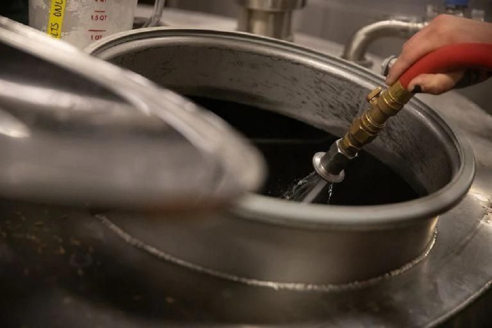 不用CIP系統啤酒廠(chǎng)如何清洗啤酒設備？